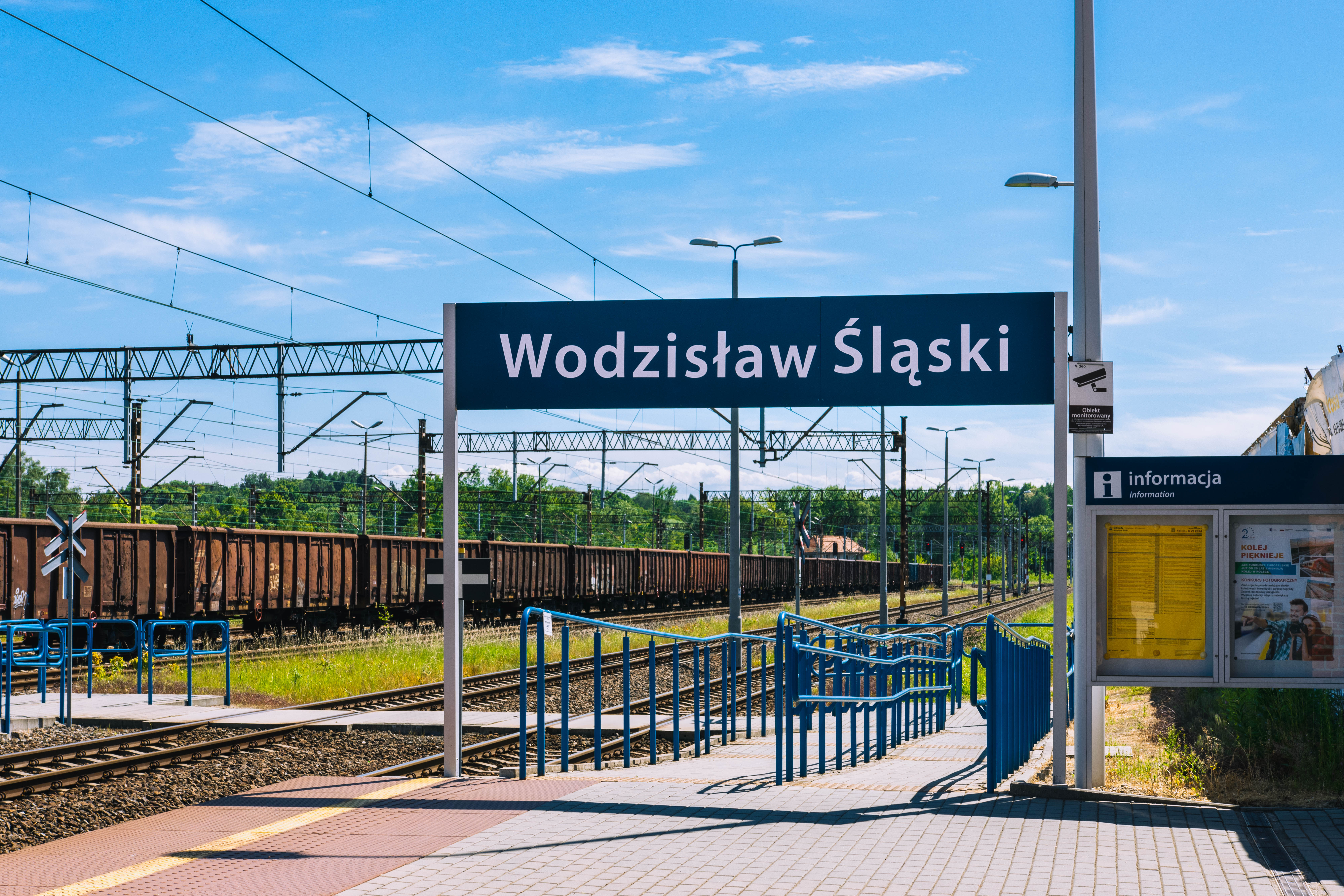 Napis "Wodzisław Śląski" przy torach na&nbsp;dworcu kolejowym