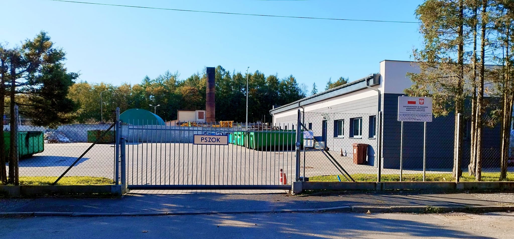 Widok na bramę wjazdową do Punktu Selektywnego Zbierania Odpadów Komunalnych w Wodzisławiu Śląskim