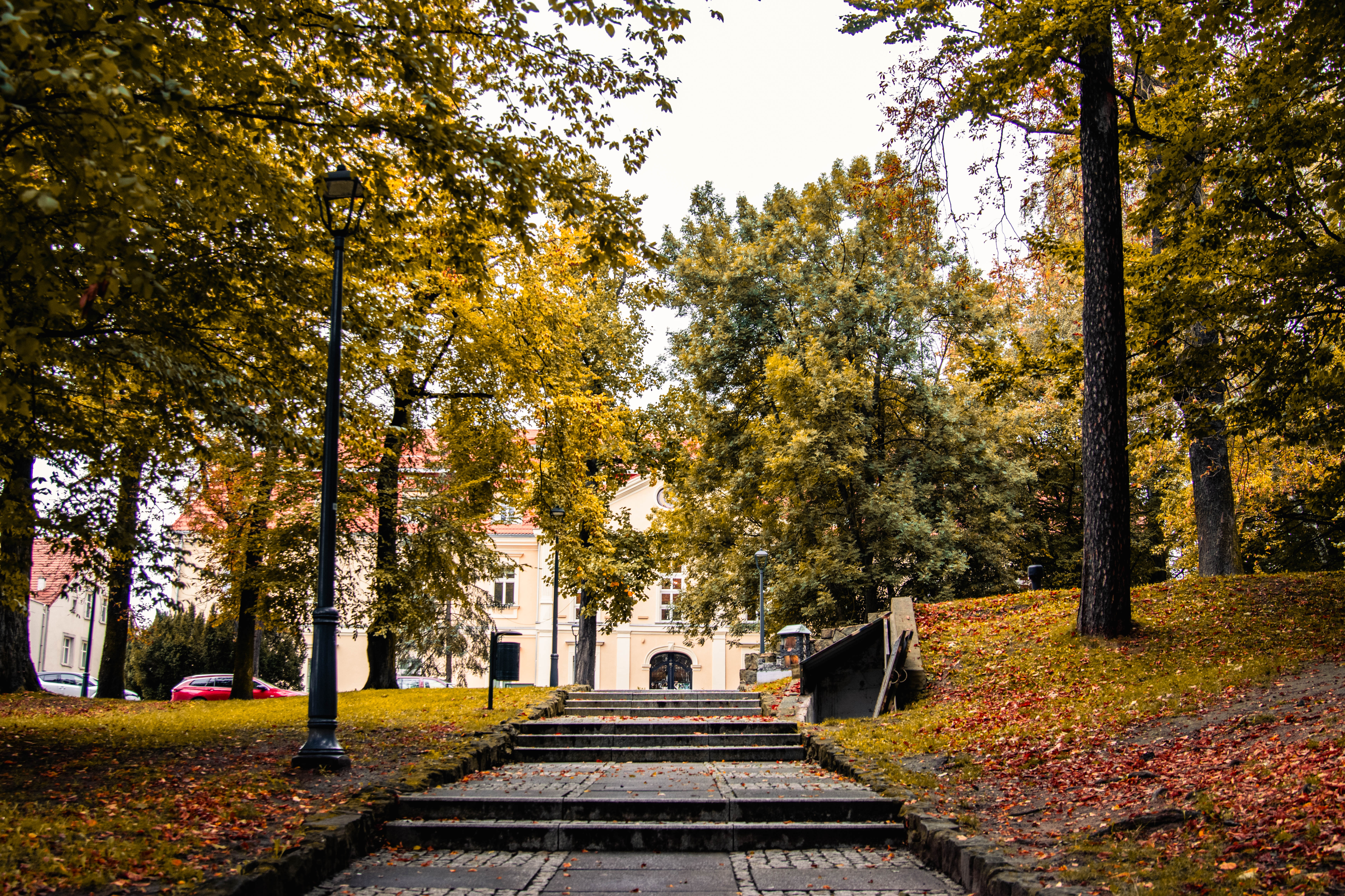 Widok z&nbsp;Parku Zamkowego na&nbsp;jesienny Pałac Dietrichstein&oacute;w