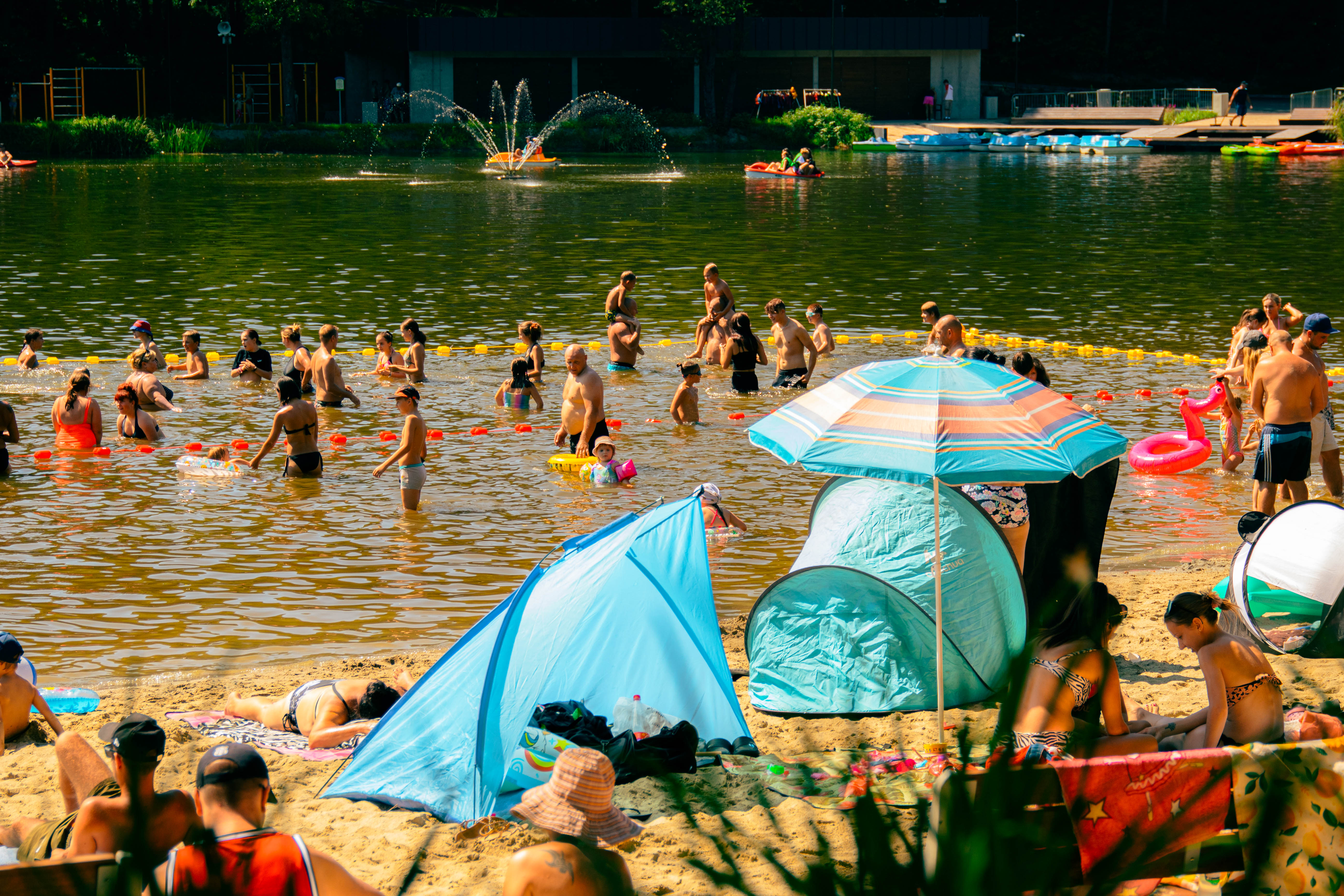 Plaża wypełniona ludźmi na&nbsp;terenie Ośrodka Rekreacyjnego "Balaton"