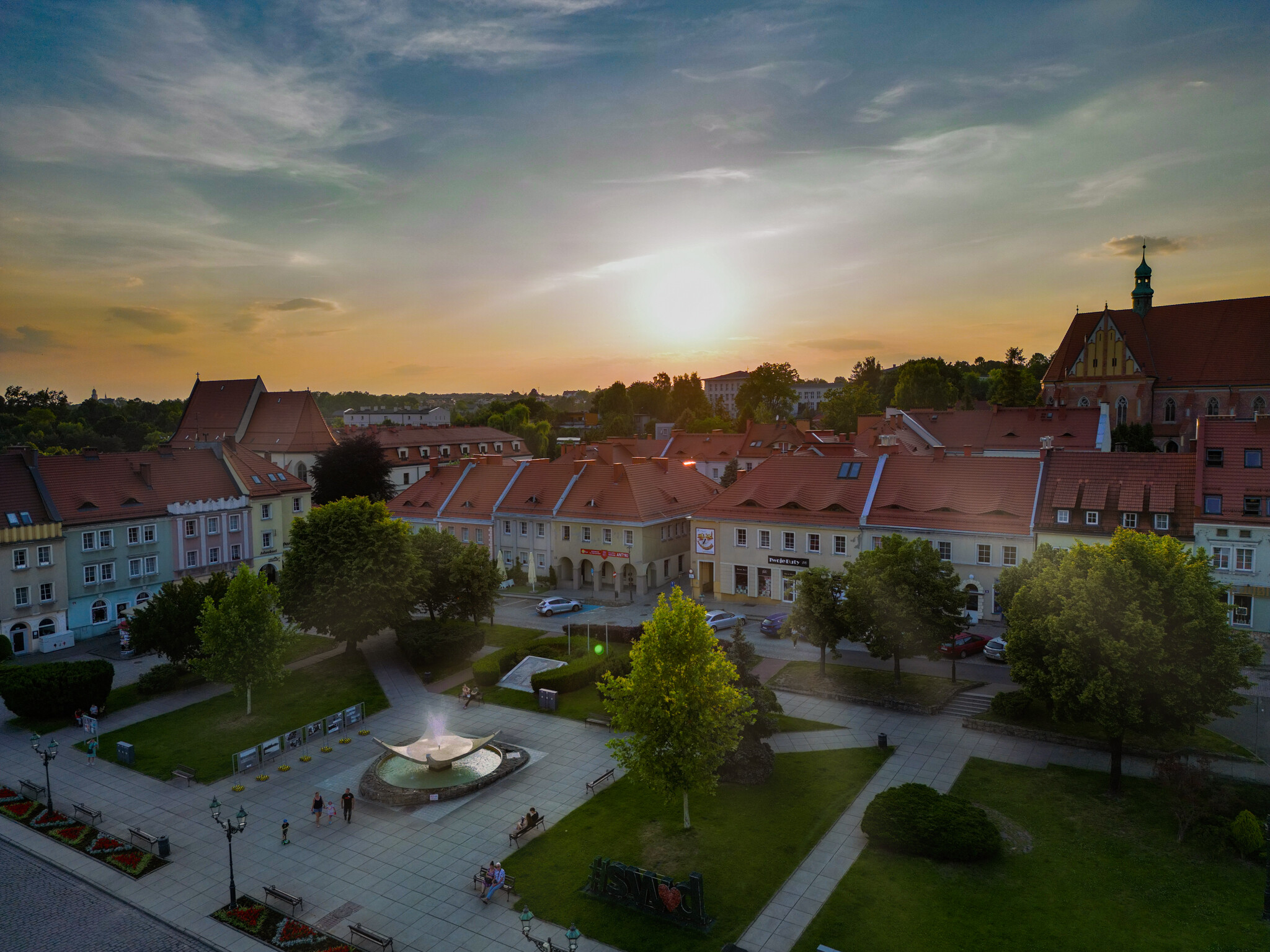 Widok na&nbsp;miasto z&nbsp;lotu ptaka. Kamienice, fontanna