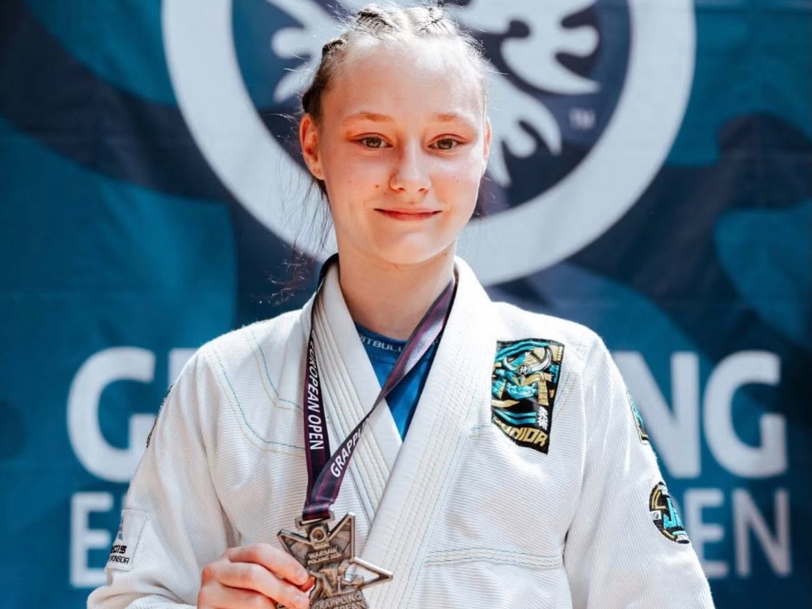Dziewczyna, kt&oacute;ra trzyma srebrny medal