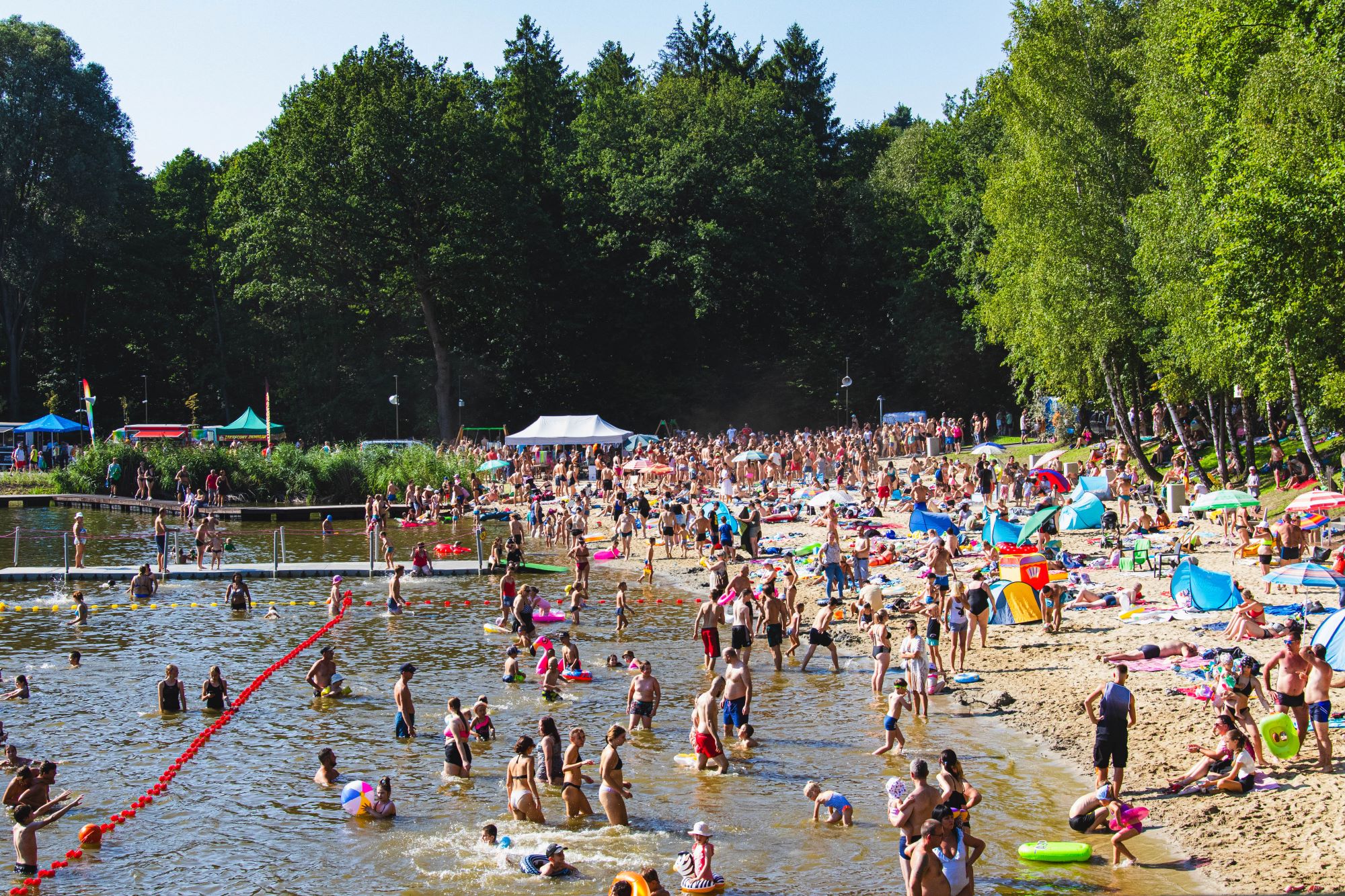 Tłum ludzi na&nbsp;plaży