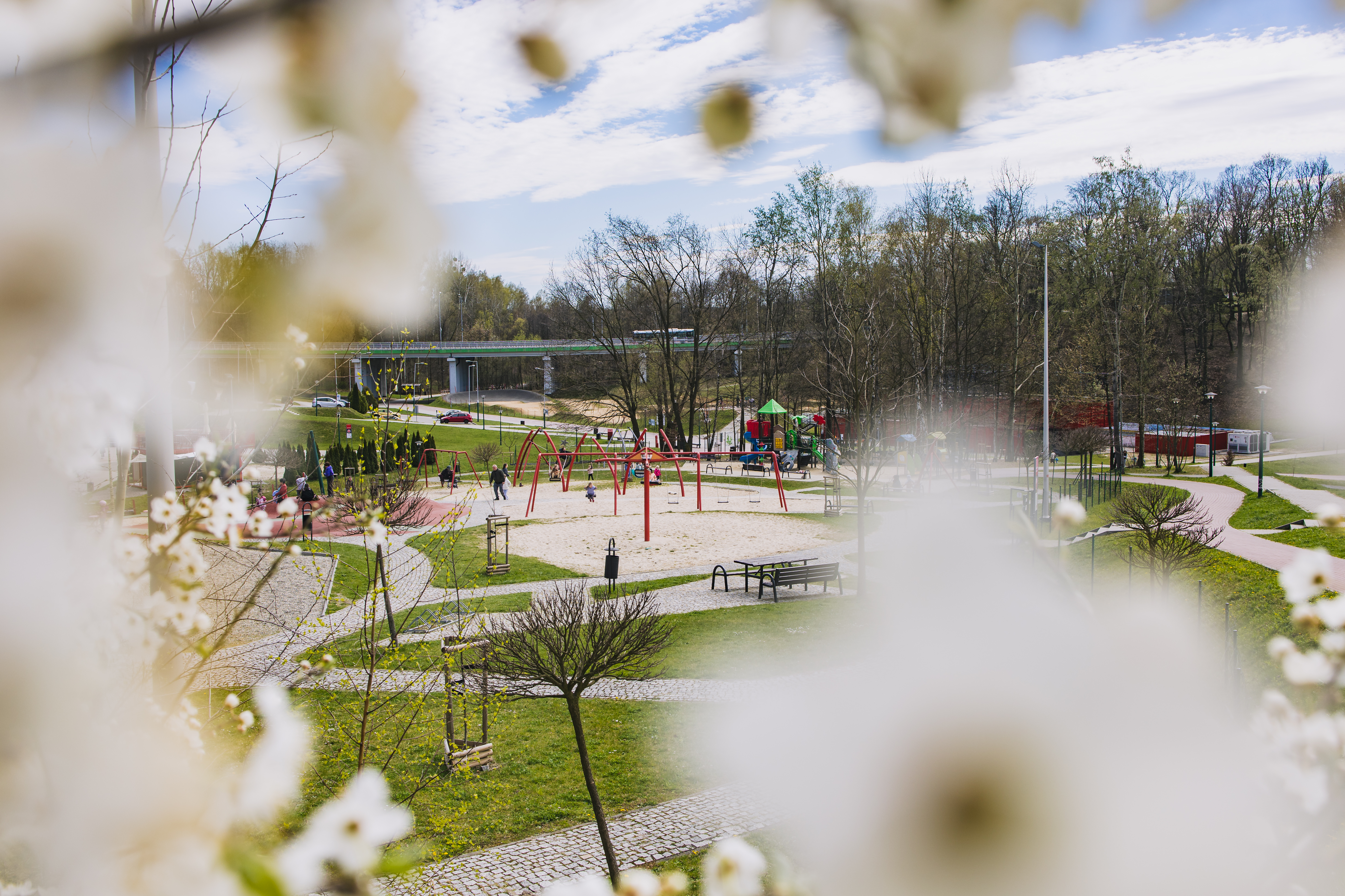 widok na&nbsp;plac zabaw