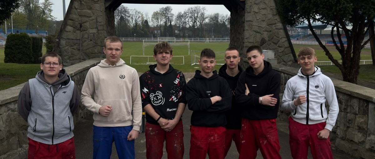 Młodzi mężczyzni na&nbsp;tle stadionu