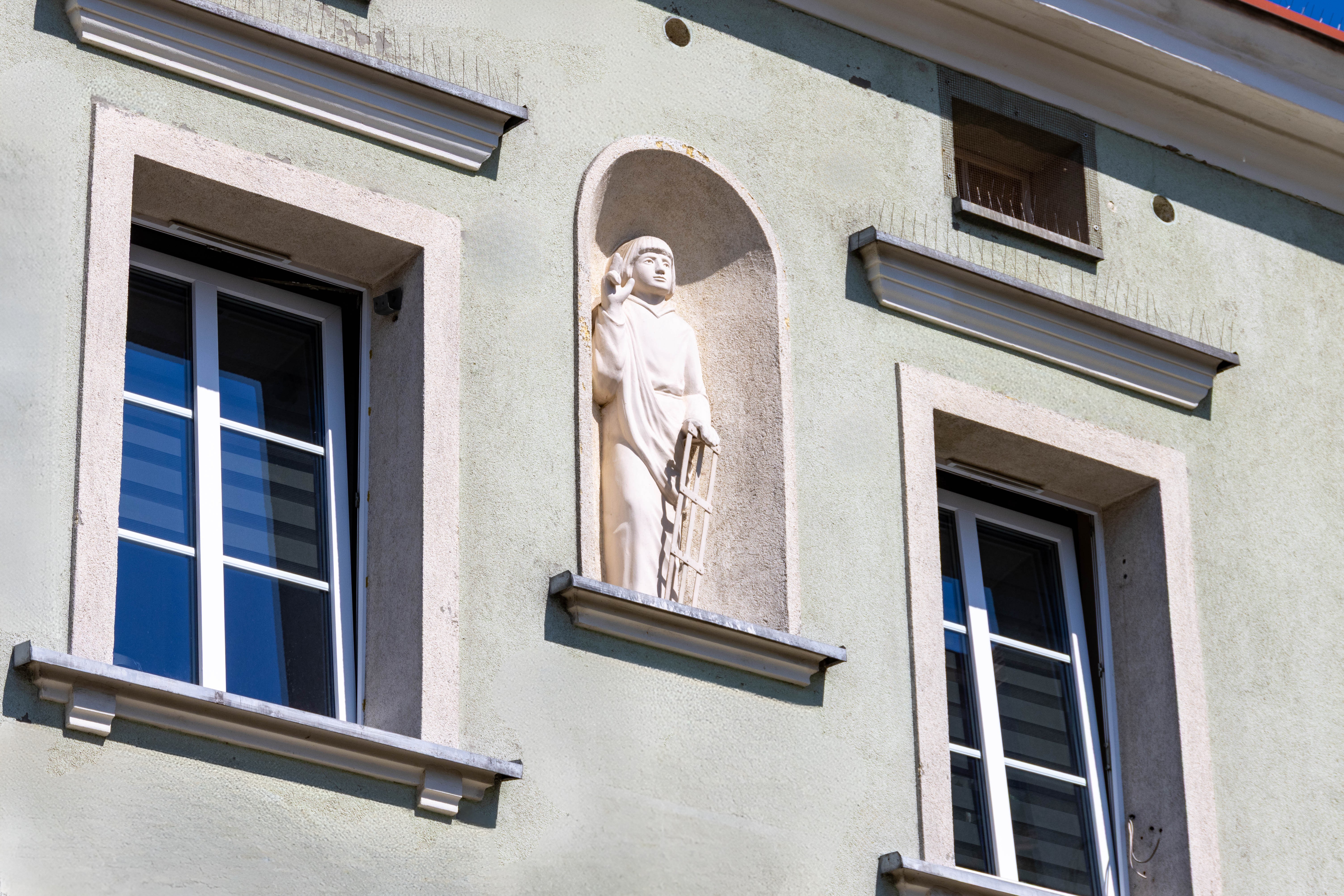 Figura św. Wawrzyńca na&nbsp;g&oacute;rnej pierzei rynku 