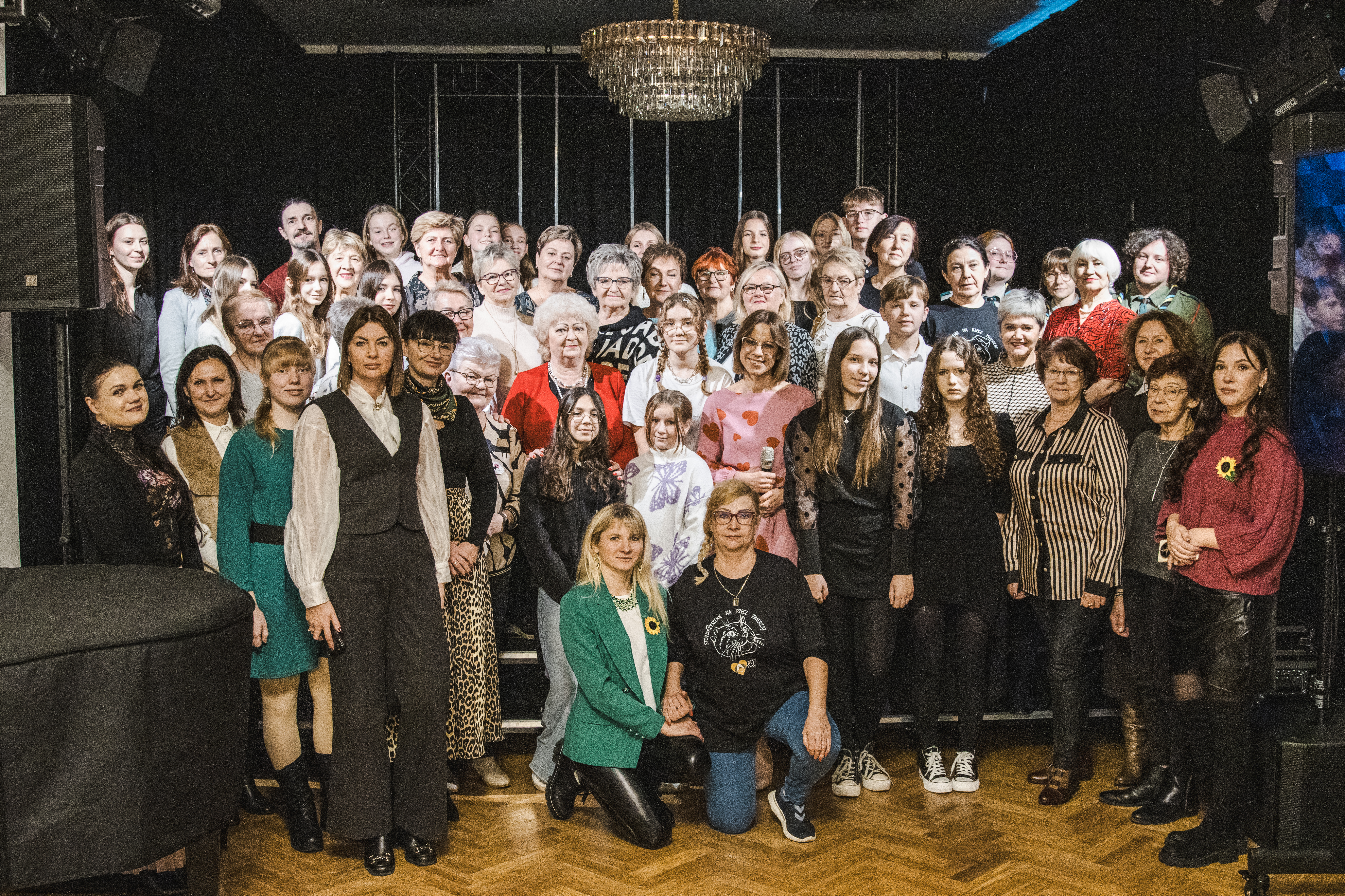 Grupowe zdjęcie wolontariuszy podczas wodzisławskie Gali Wolontariatu