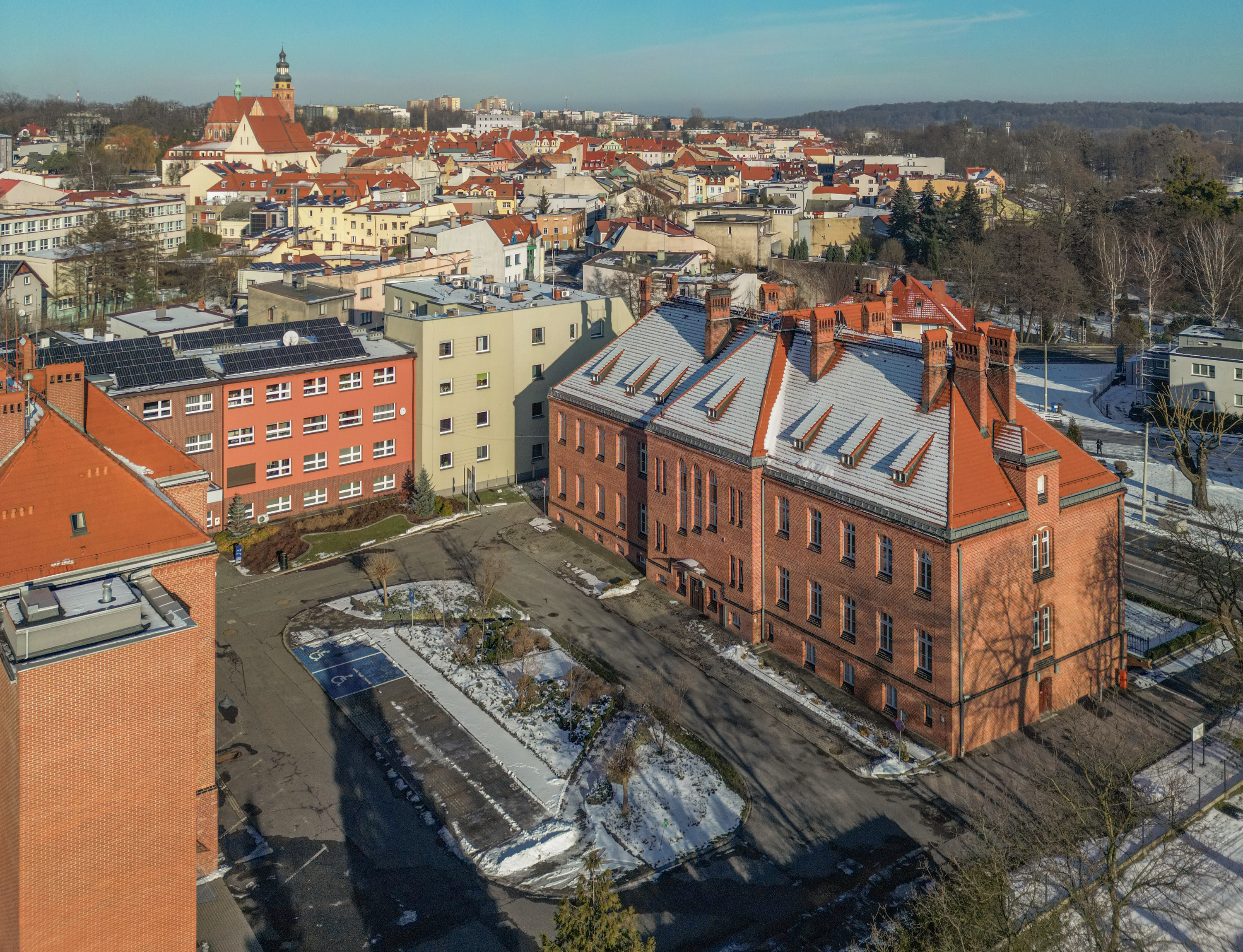 Widok na&nbsp;dziedziniec Urzędu Miasta Wodzisławia Śląskiego