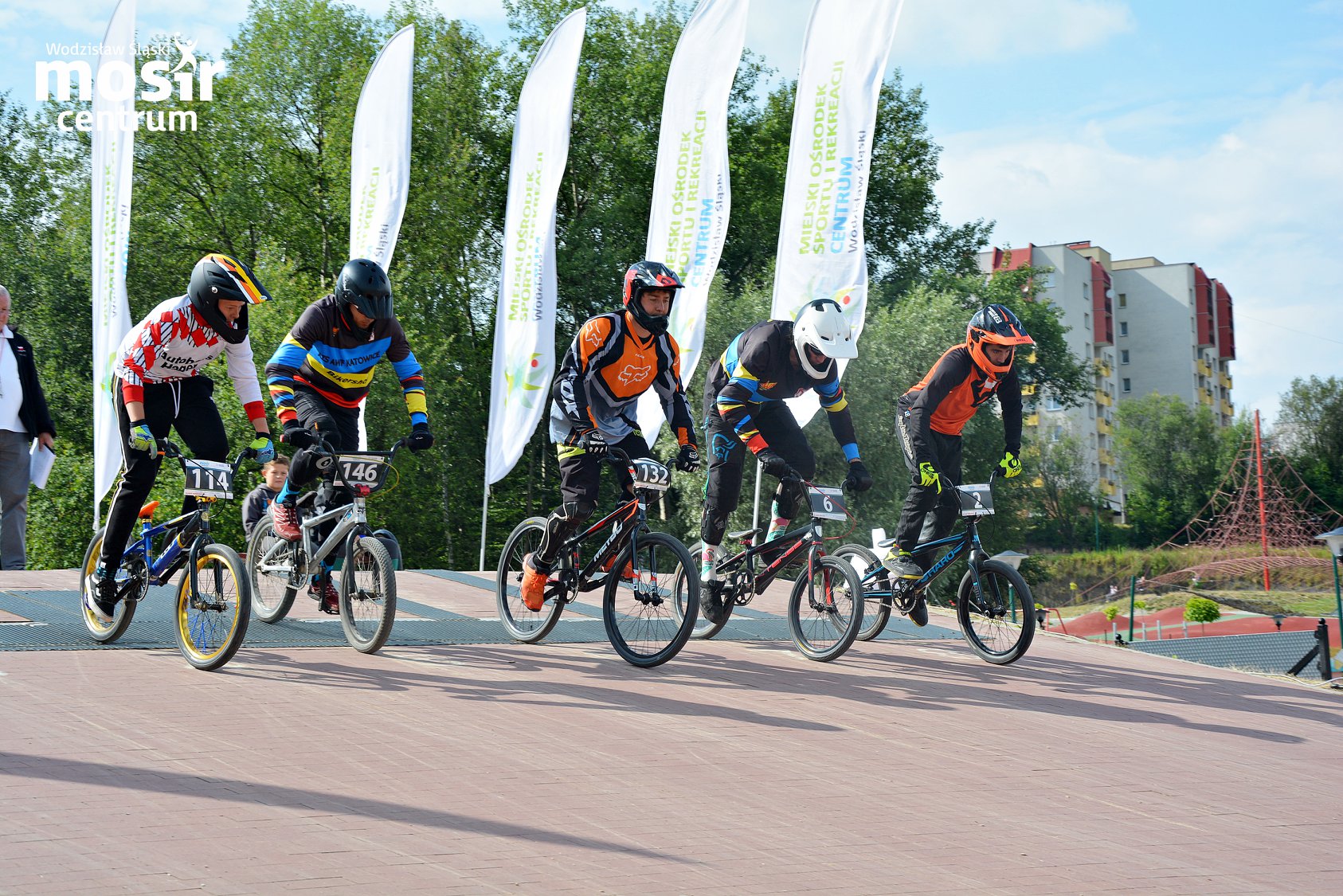 Chłopcy na&nbsp;rowerach BMX
