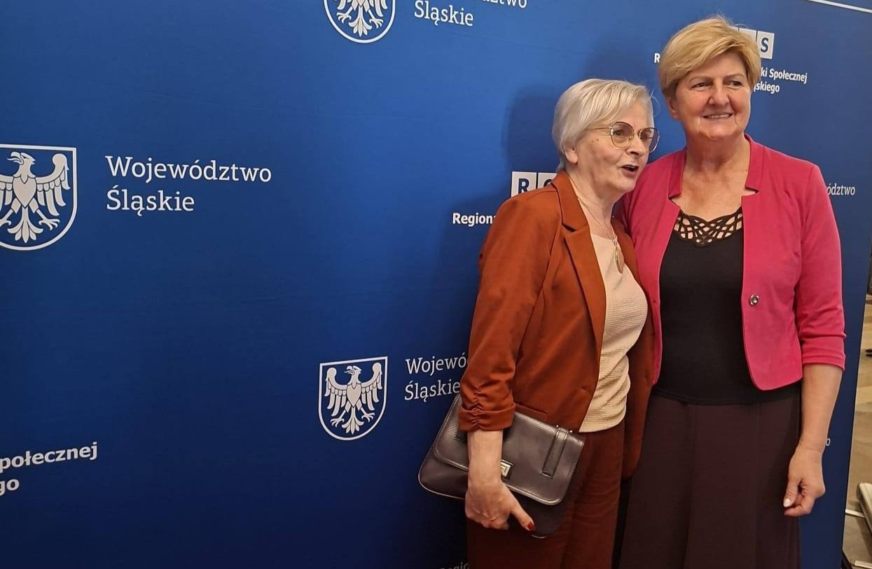 Seniorki pozują na&nbsp;niebieskim tle