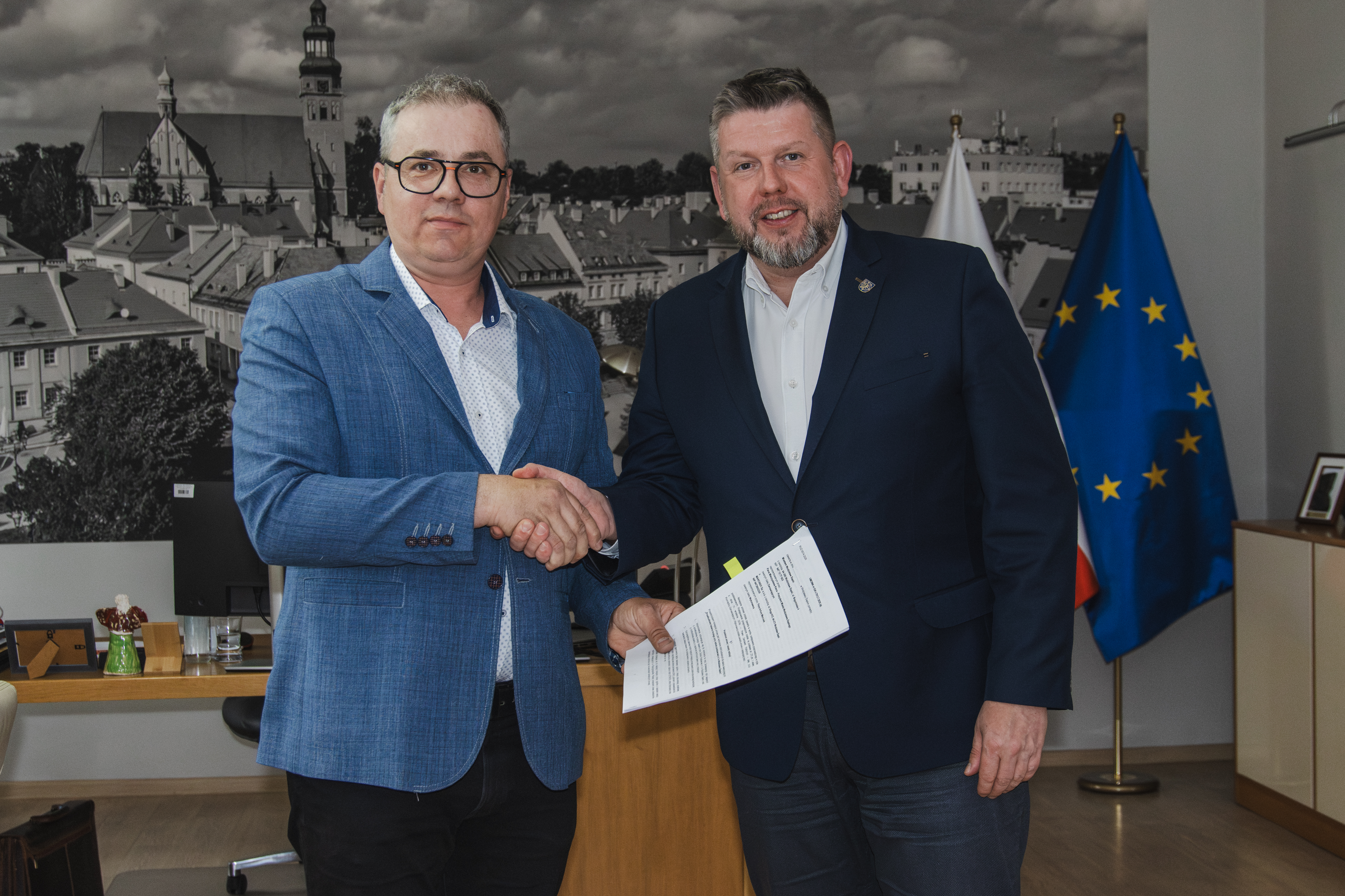Prezydent oraz&nbsp;wykonawca przebudowy basenu przy SP nr 3