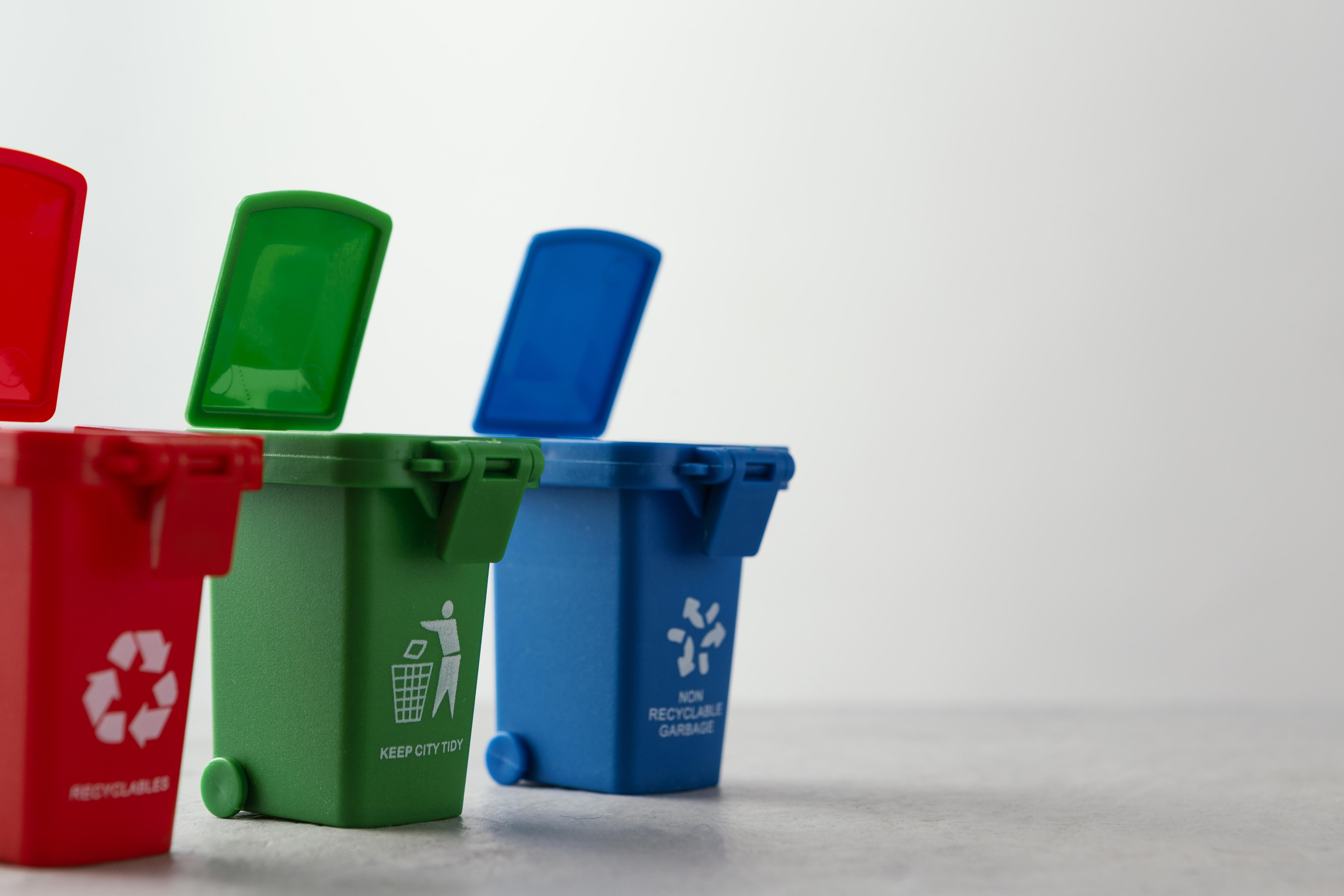 trzy miniaturowe pojemniki na&nbsp;odpady do recyklingu