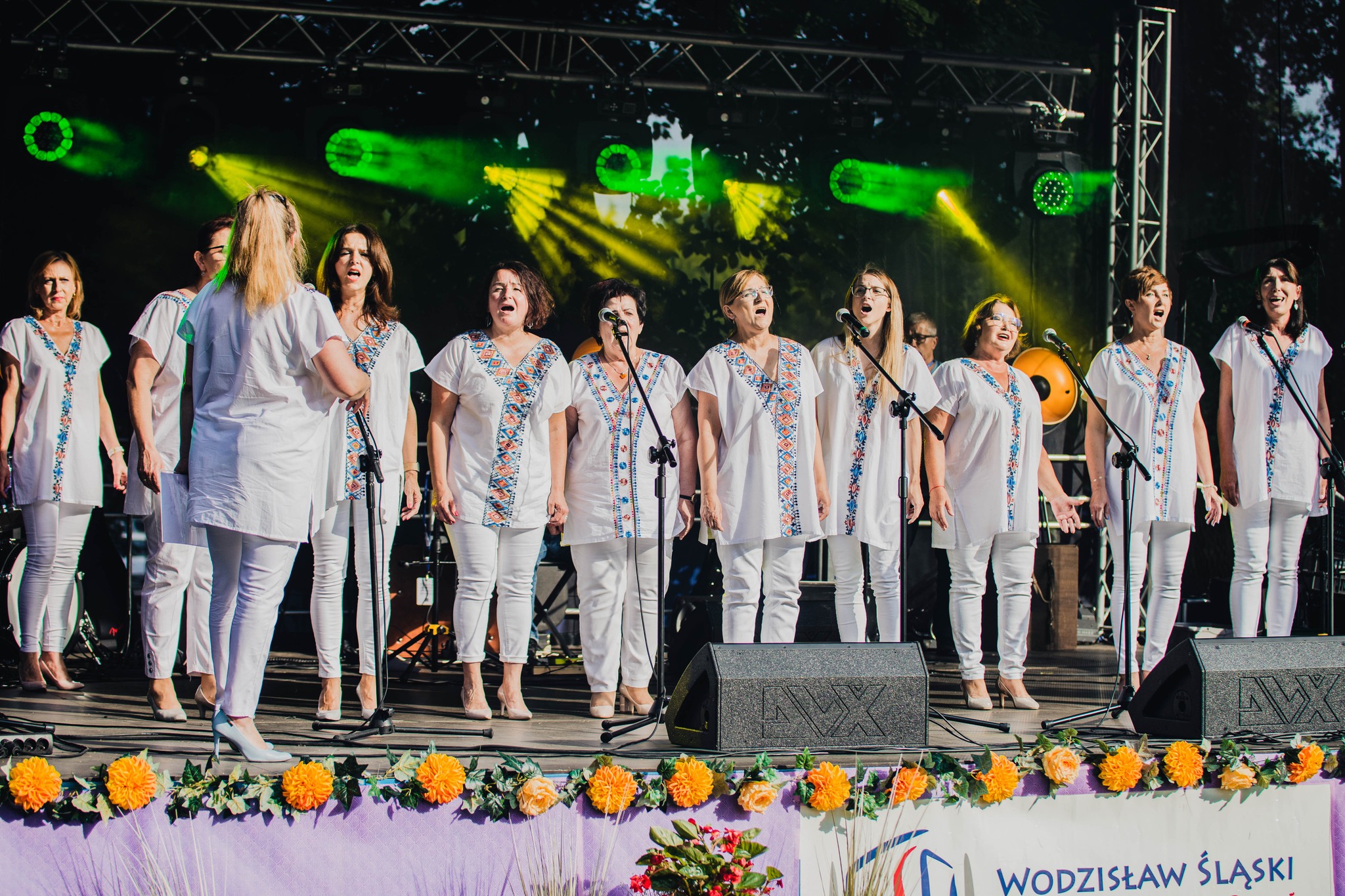 Zesp&oacute;ł Kokoszyczanki podczas występu na&nbsp;Wodzisławskiej Nocy Świętojańskiej