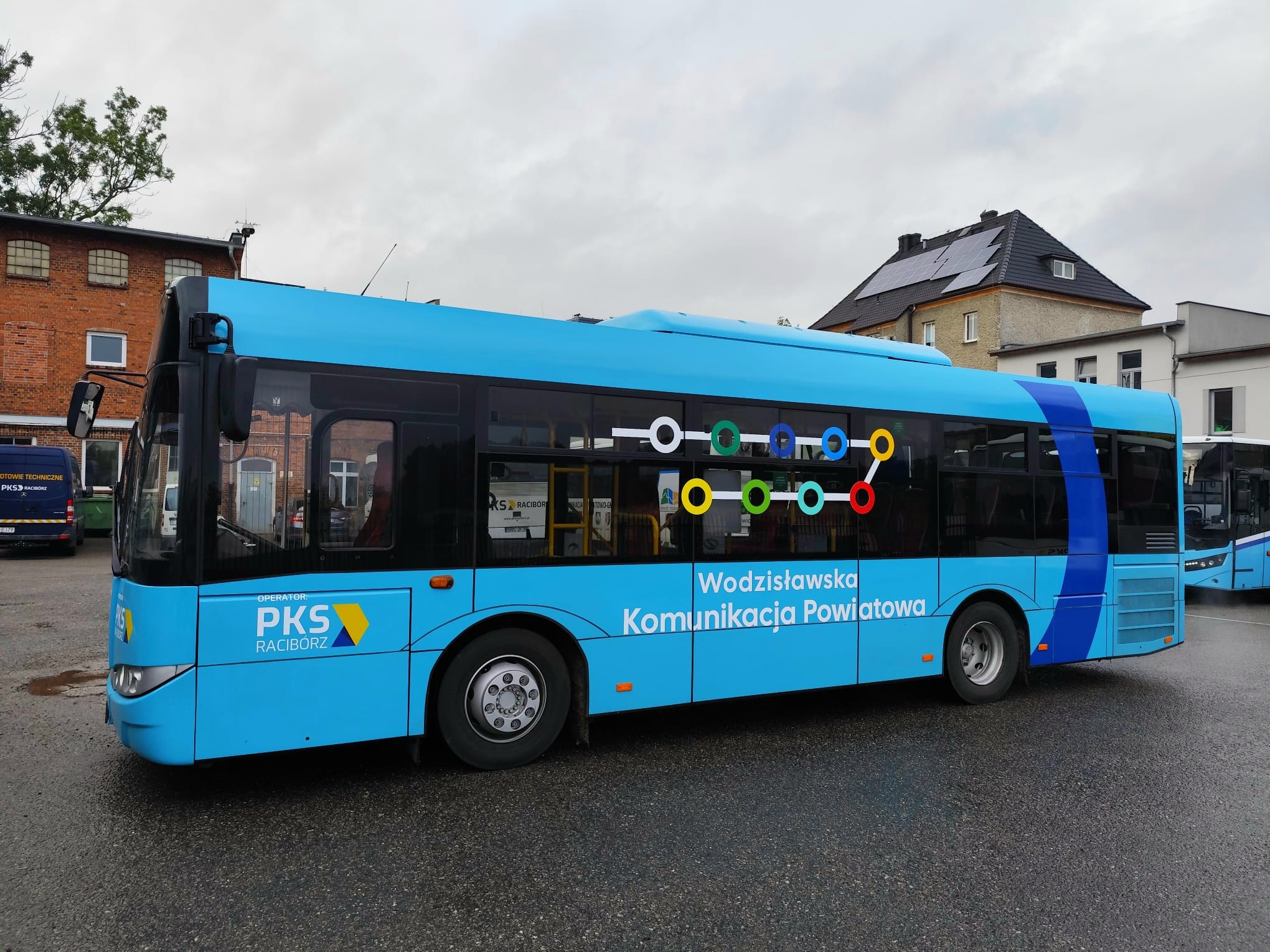 niebieski autobus