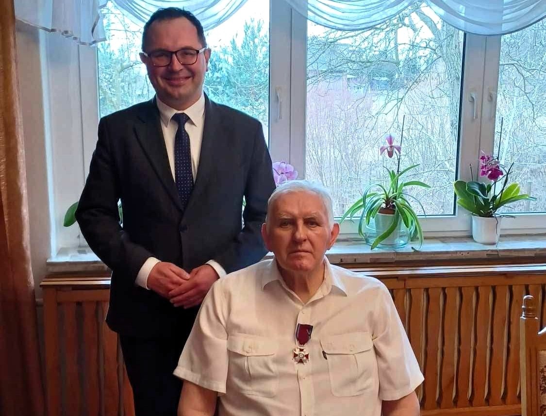 Wicewojewoda śląski Michał Kopański z&nbsp;członkiem Towarszystwa Miłośnik&oacute;w Ziemi Wodzisławskiej Kazimierzem Cichym