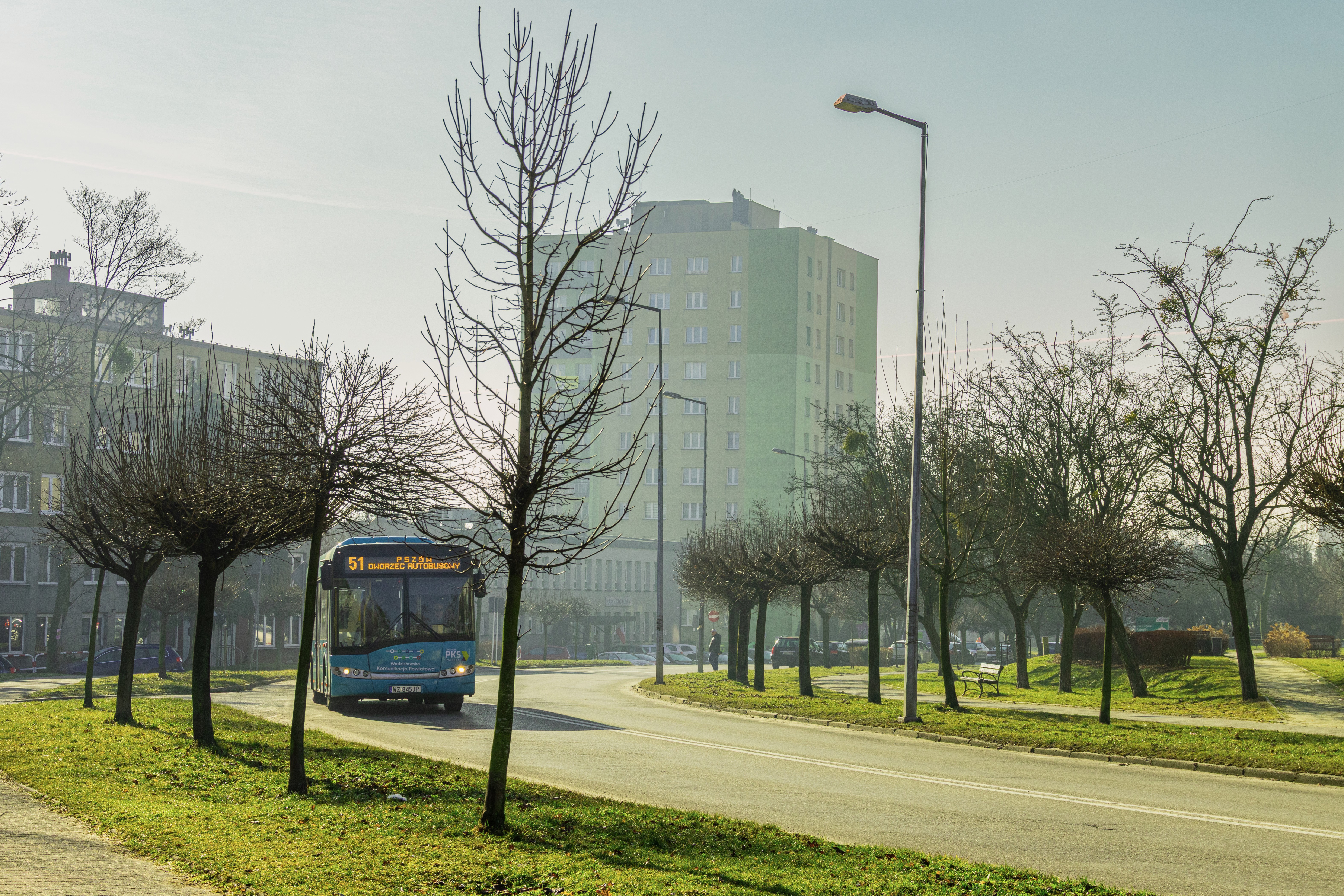 Autobus jadący ulicą 26 Marca