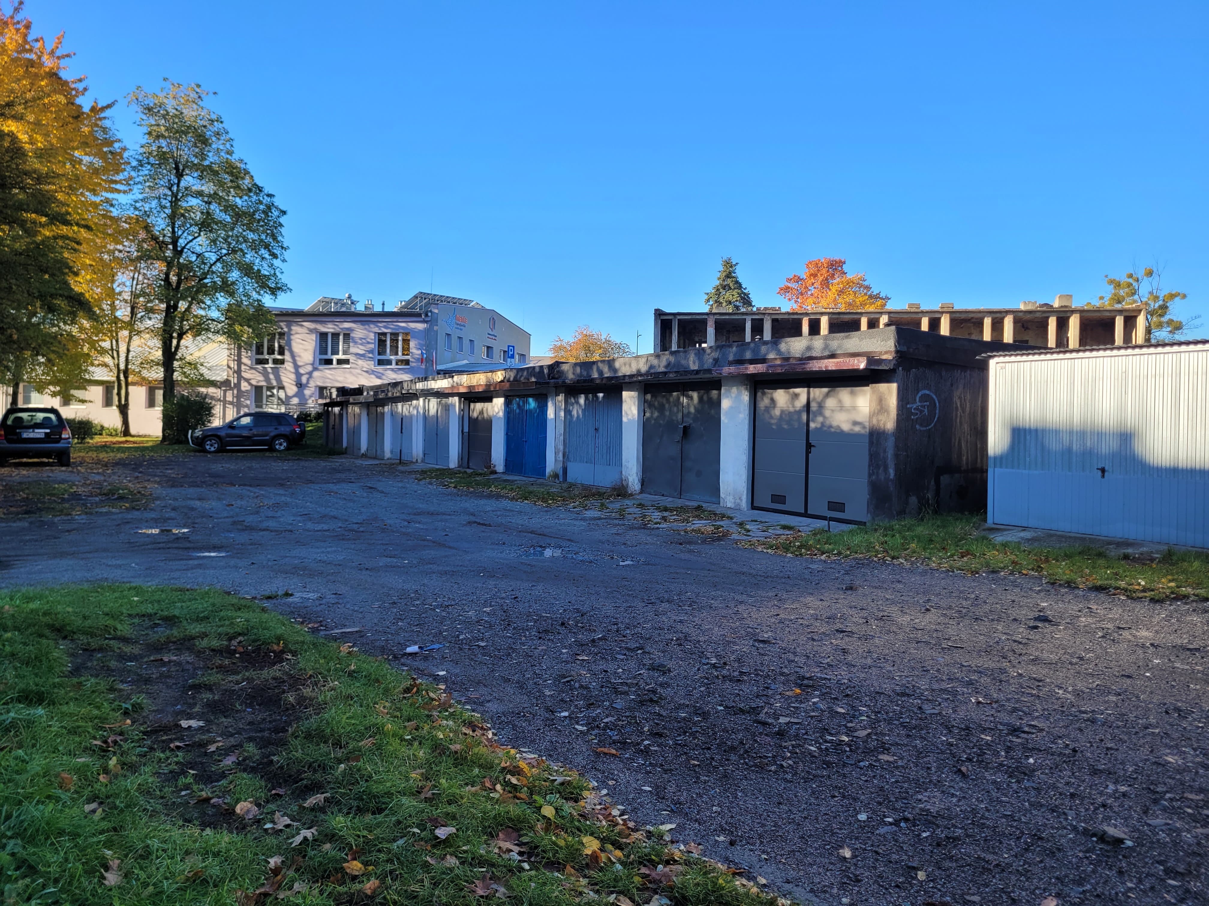 Droga wewnętrzna przy grażach na&nbsp;osiedlu 1 Maja