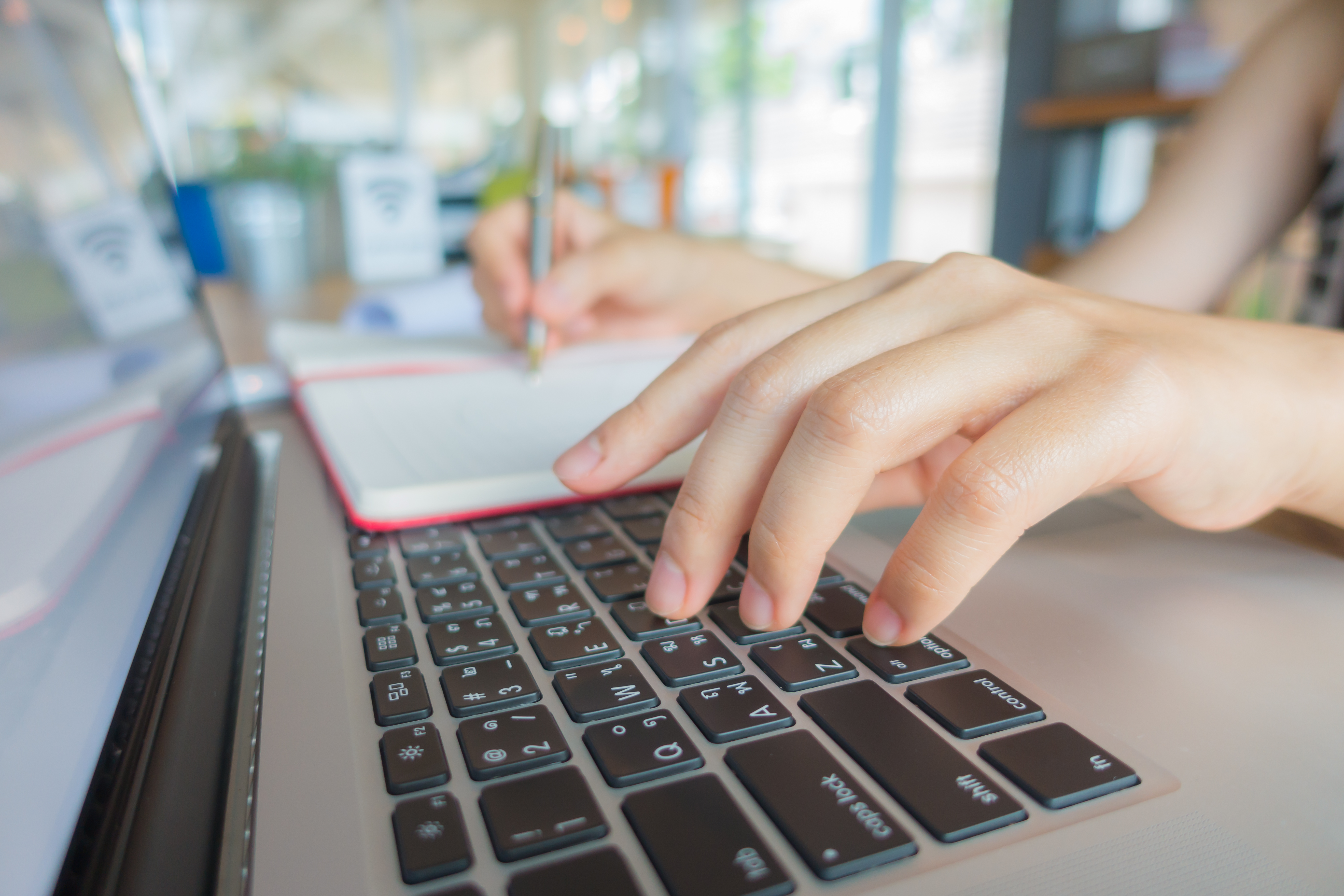 Zbliżenie na&nbsp;dłoń kobiety biznesu piszącą na&nbsp;klawiaturze laptopa.