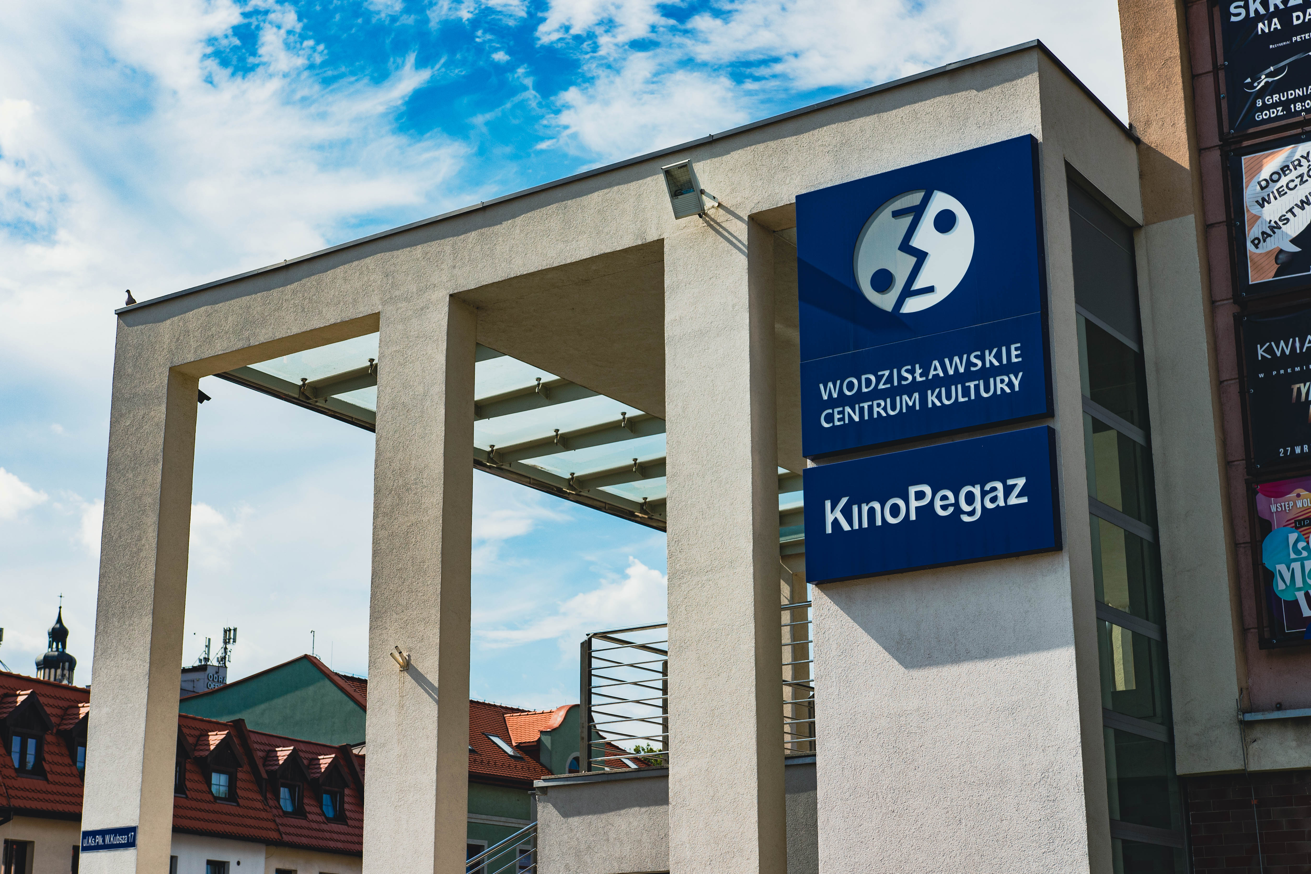 Szyld Kina Pegaz na&nbsp;budynku Wodzisławskiego Centrum Kultury