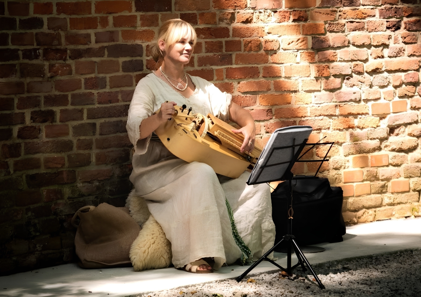 Katarzyna Bor gra na&nbsp;lirze przy Baszcie Rycerskiej