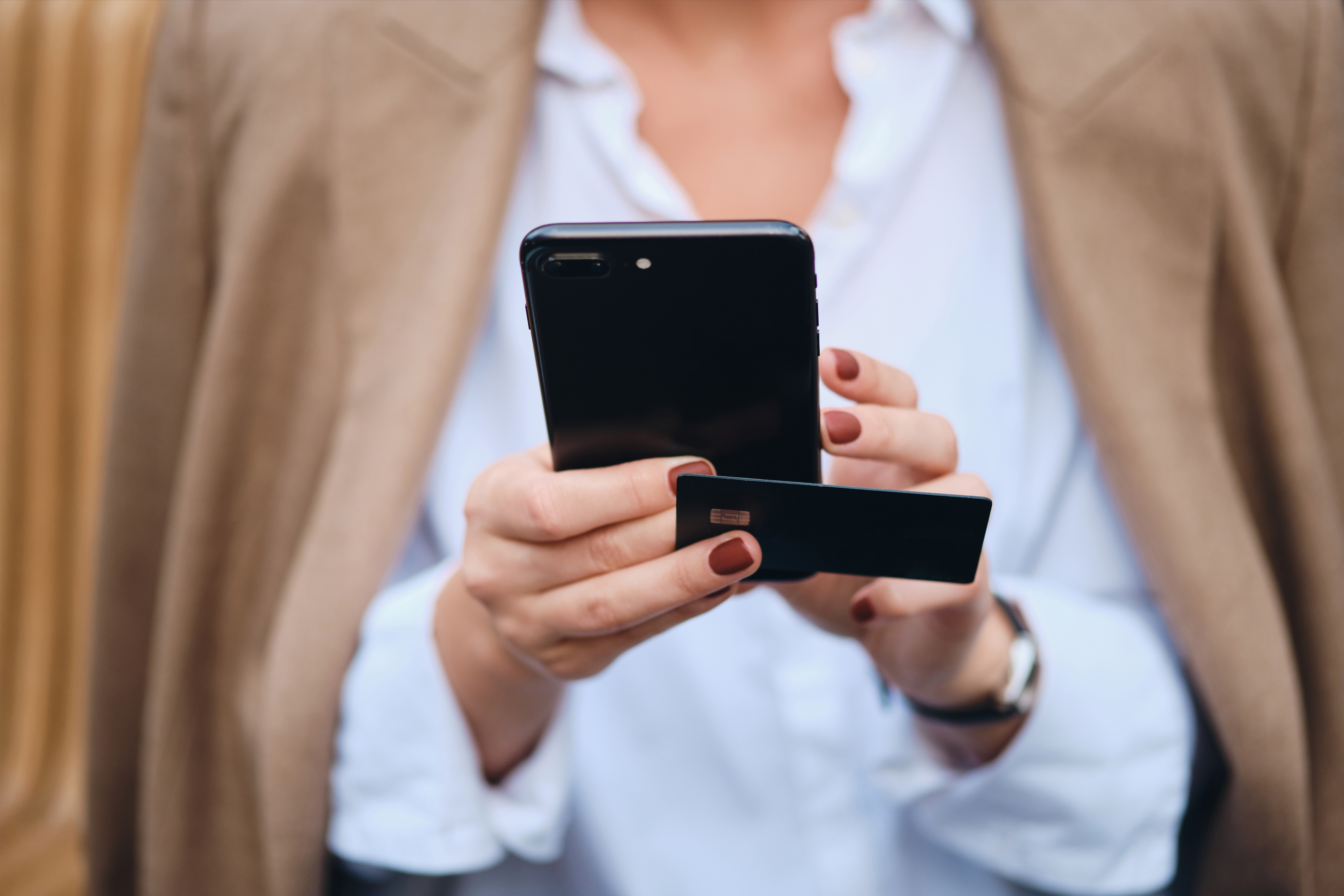 Płacenie kartą w&nbsp;aplikacji mobilnej