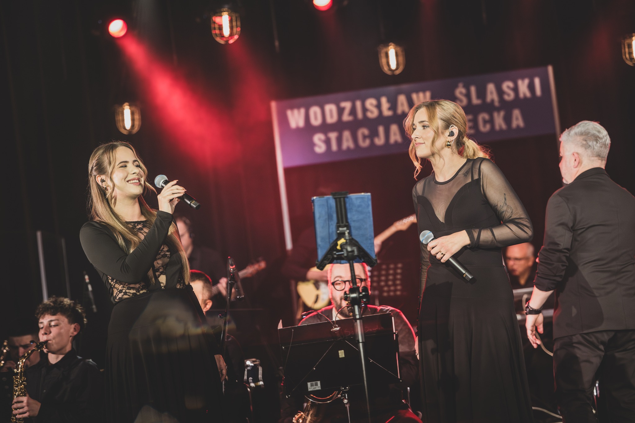 Wokalistki Roksana Ostojska i&nbsp;Alicja Tarasek podczas koncertu "Stracja Osiecka"