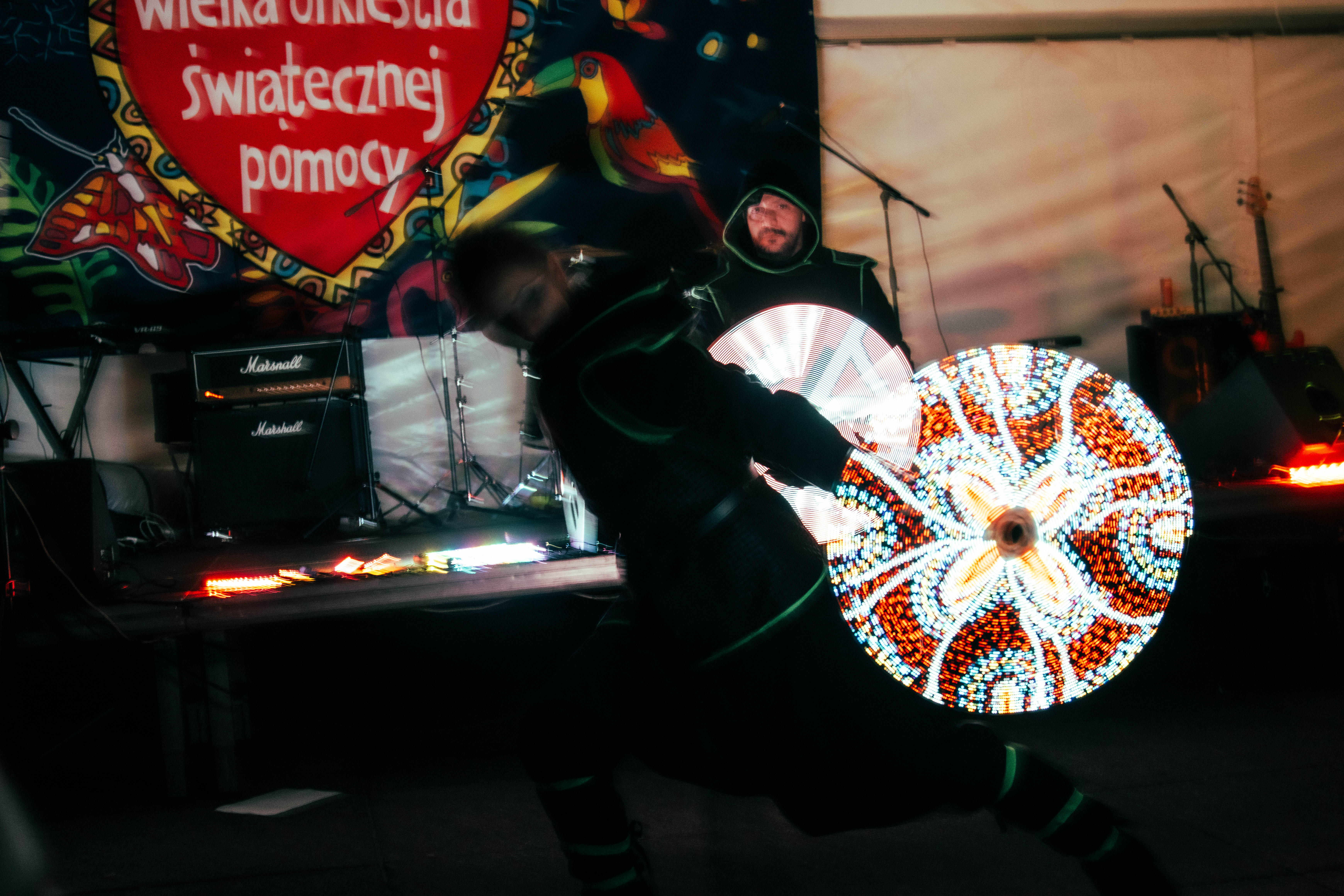 Pokaz świateł w&nbsp;trakcie jednego z&nbsp;finał&oacute;w Wielkiej Orkiestry Świątecznej Pomocy