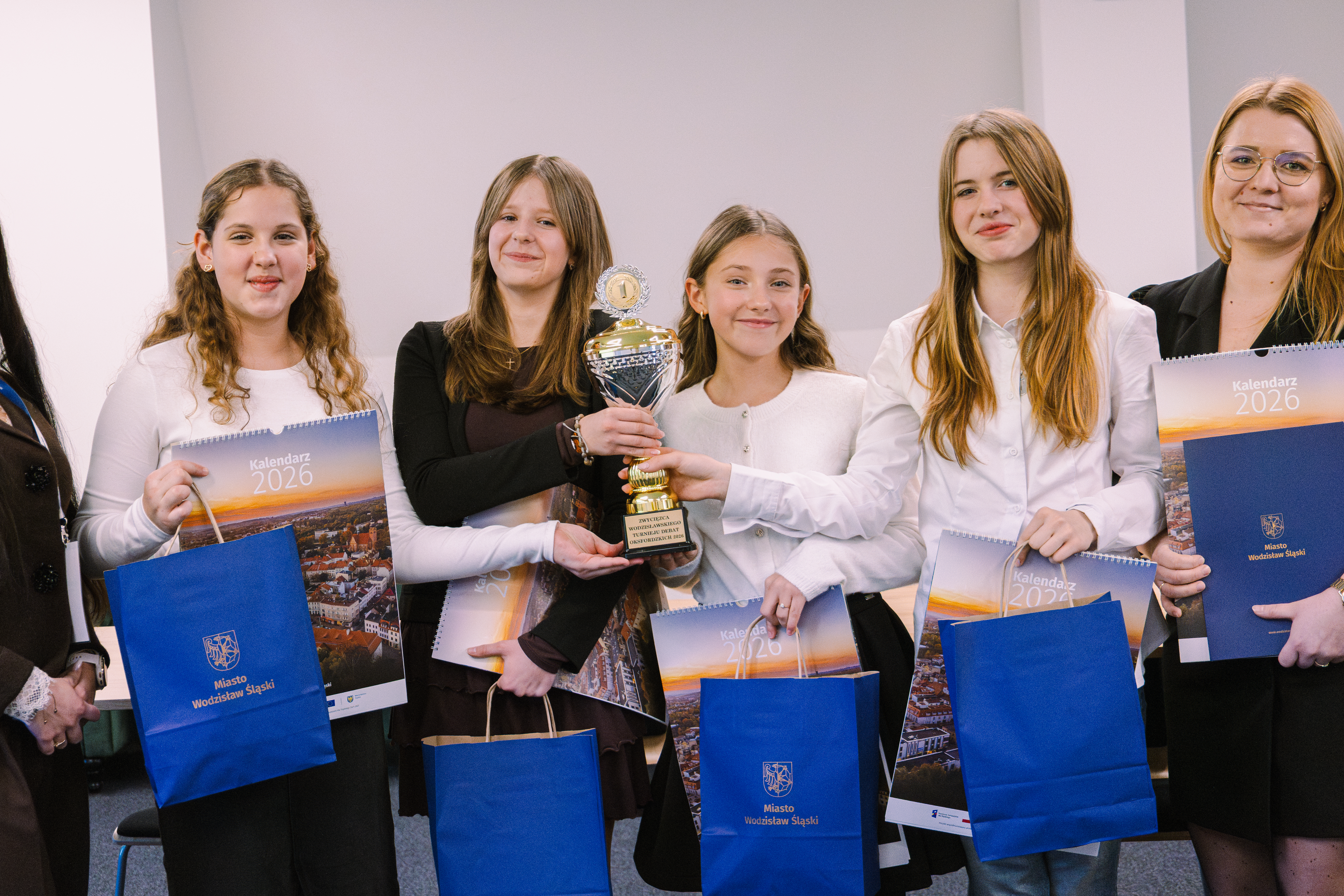 Uczennice, kt&oacute;re trzymają trofeum 
