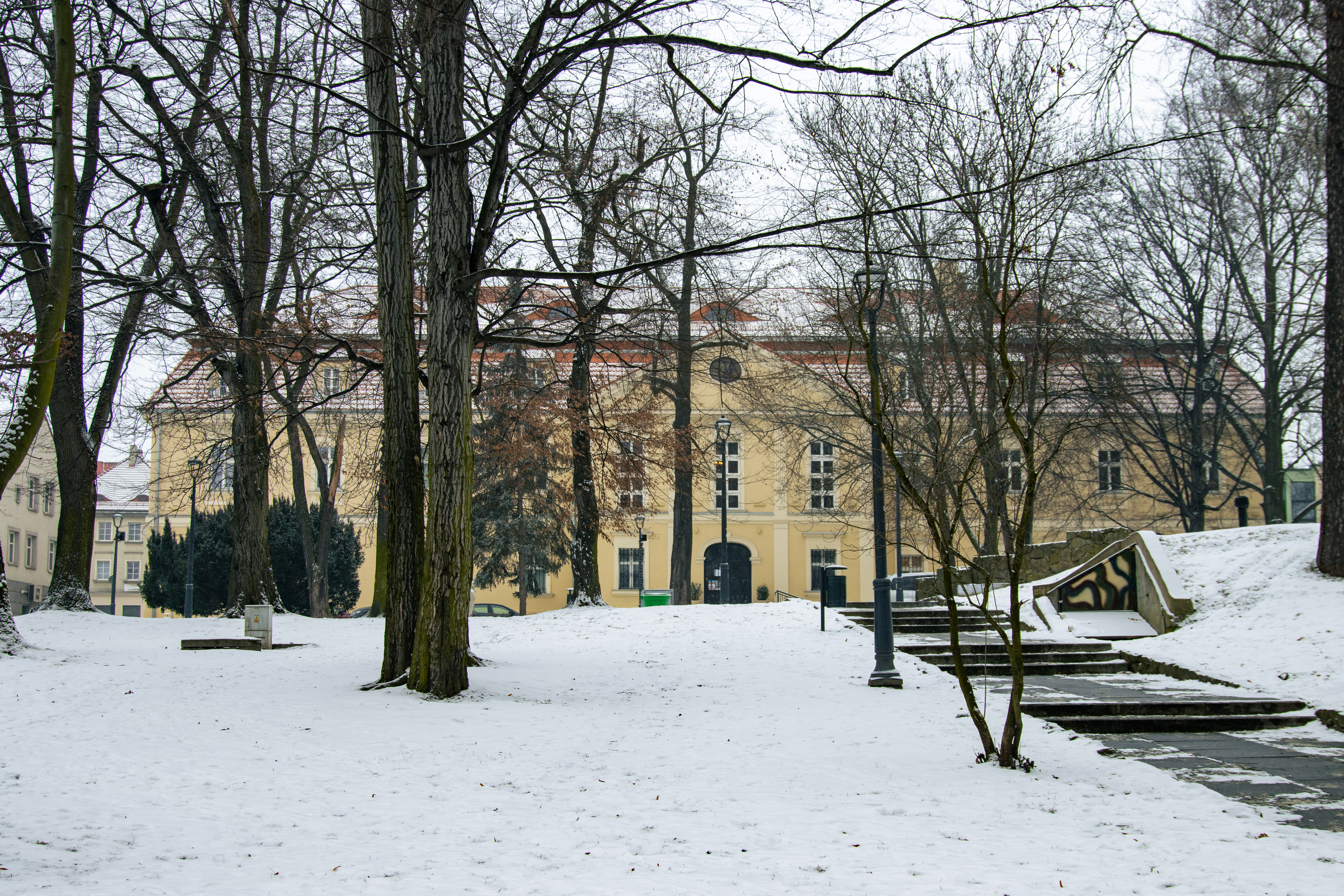 Pałac Dietrichstein&oacute;w w&nbsp;zimowym otoczeniu 
