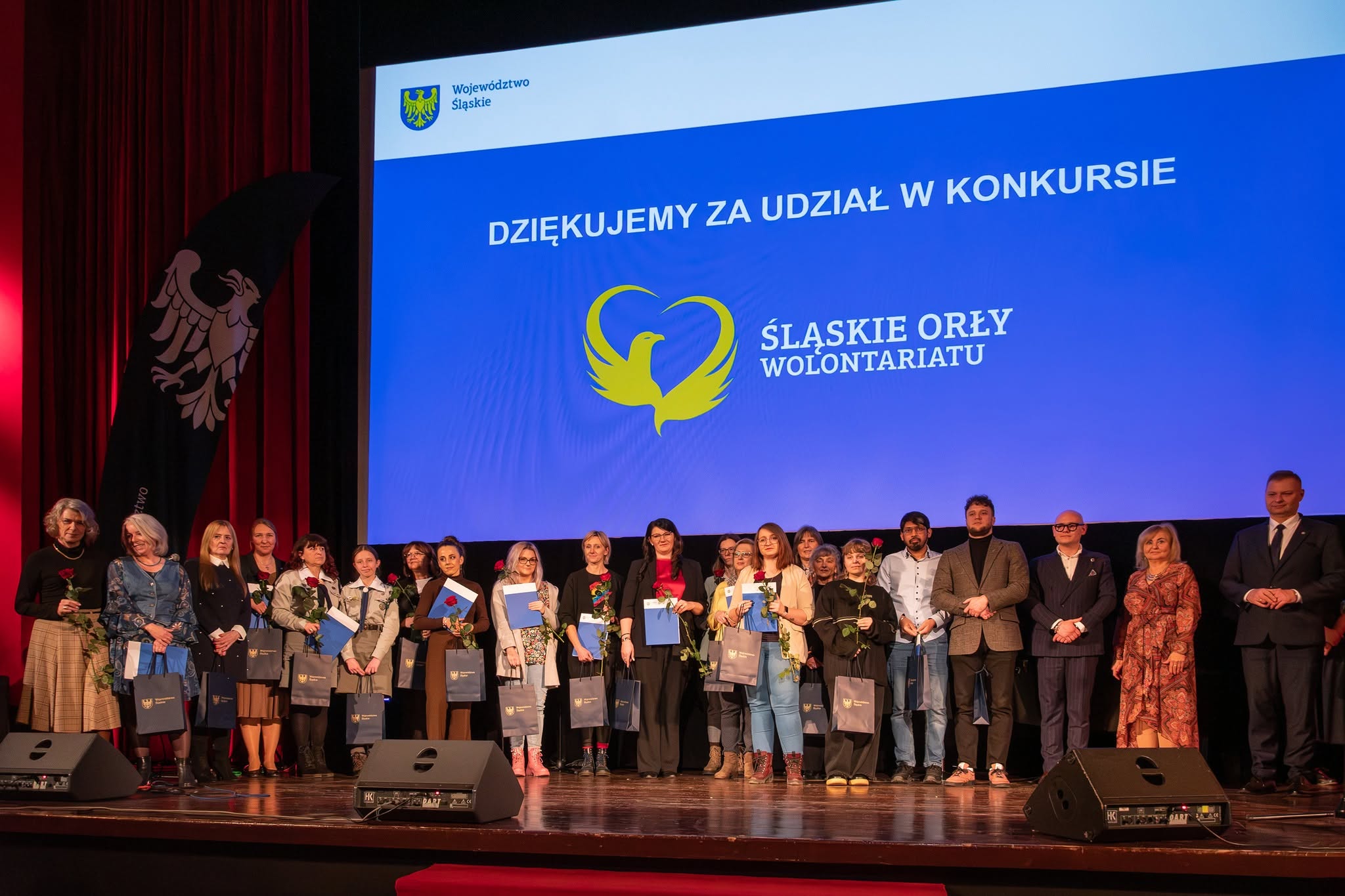 Ludzie na&nbsp;niebieskim tle