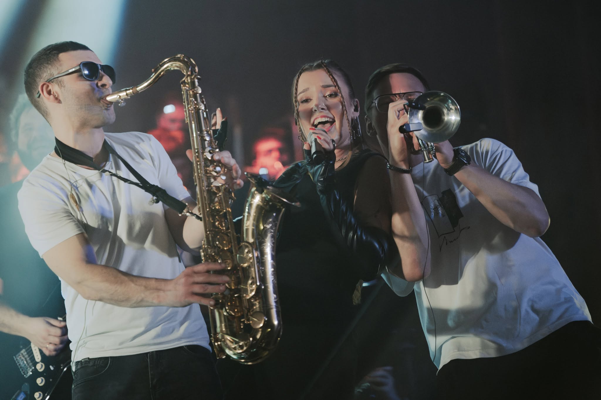 Roksana Ostojska na&nbsp;scenie z&nbsp;zespołem Tabu