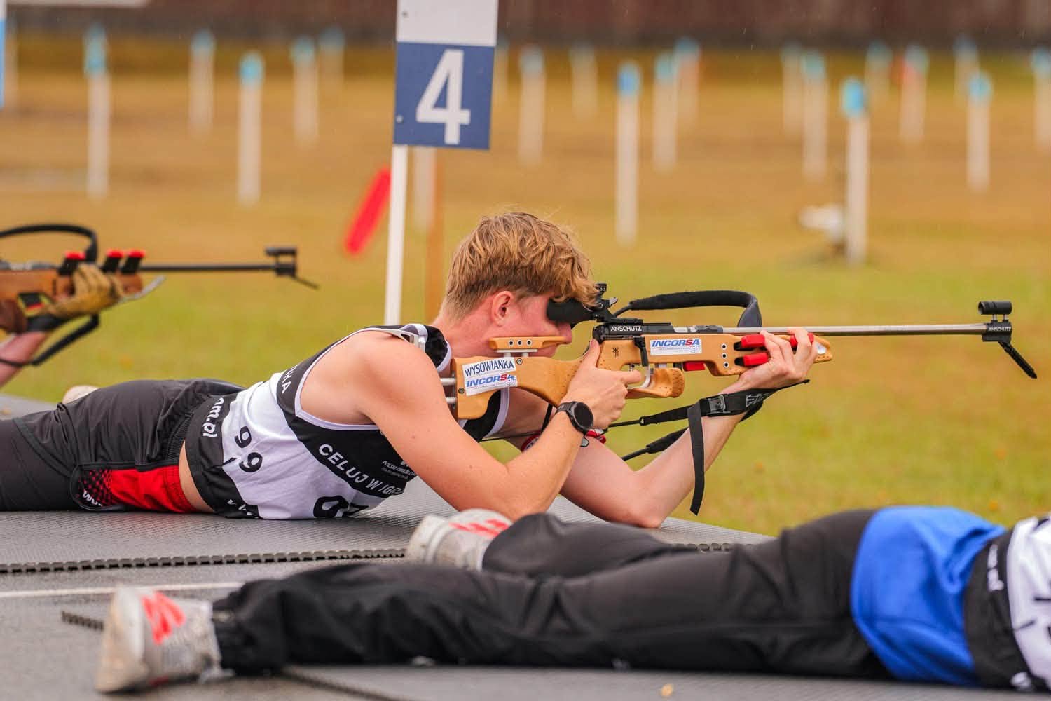 Chłopak na&nbsp;strzelnicy biathlonowej