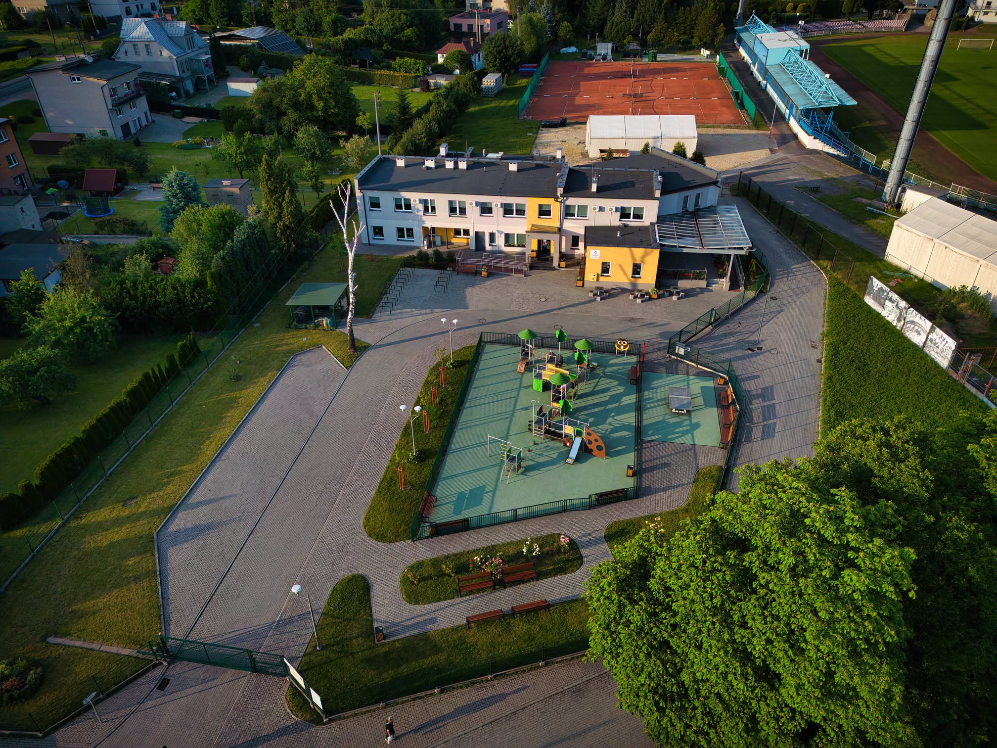 budynek, plac zabaw