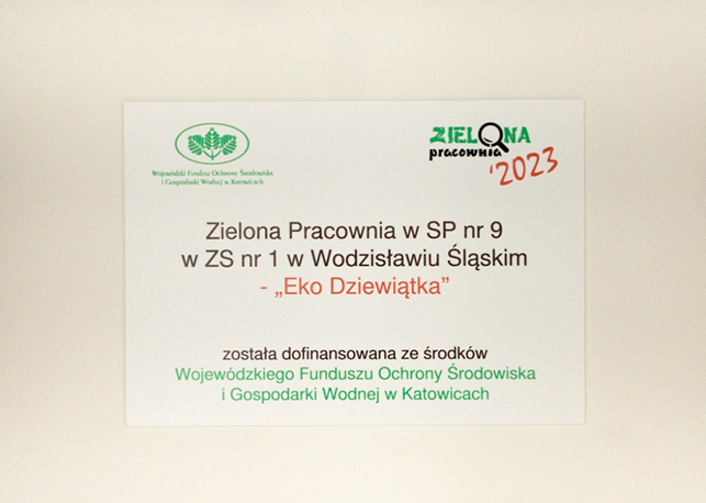 Zdjęcie tablicy informacyjnej z nazwą zadania i pozyskanym dofinansowaniu