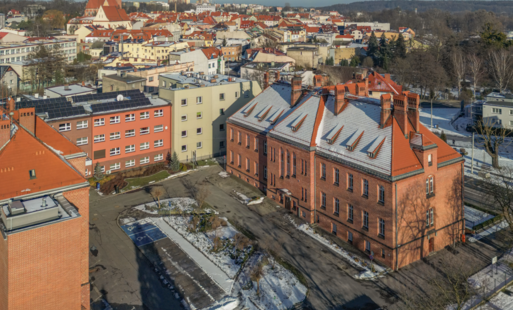 Widok na dziedziniec Urzędu Miasta Wodzisławia Śląskiego