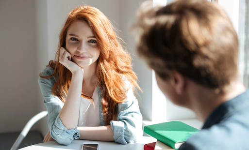 portret uroczej rudej studentki w kawiarni