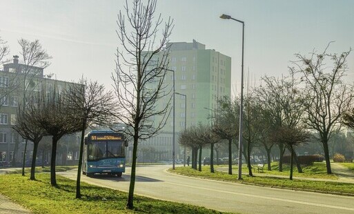 Autobus jadący ulicą 26 Marca