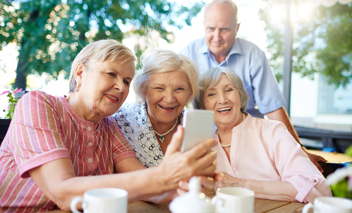 Seniorzy oglądają coś na telefonie