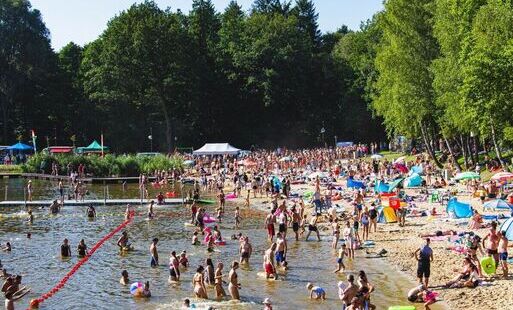 tłum ludzi na plaży