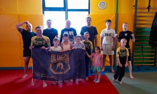 Mężczyźni, dzieci, z flagą Octagon Team - pozują do zdjęcia po zajęciach z samoobrony