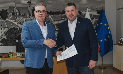 Prezydent oraz wykonawca przebudowy basenu przy SP nr 3