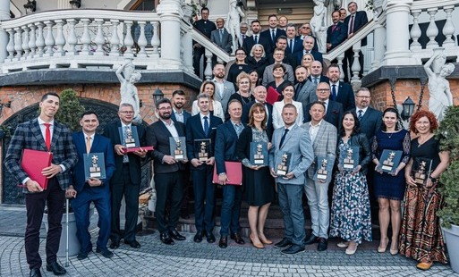 Ludzie trzymający statuetkę