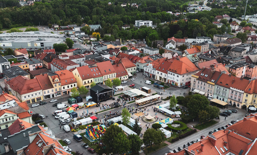 rynek w Wodzisławiu Śląskim z lotu ptaka - kamienice, drzewa