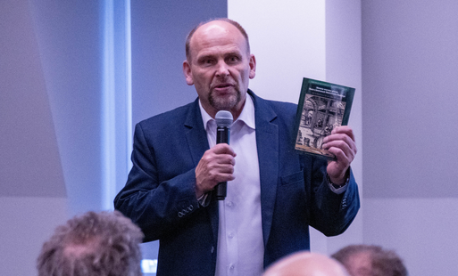 Sławomir Kulpa podczas wykładu w Muzeum w Wodzisławiu Śląskim