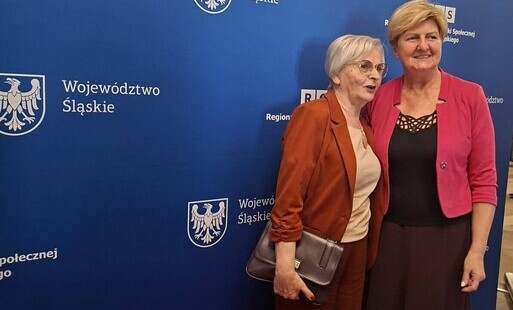 Seniorki pozują na niebieskiej ściance