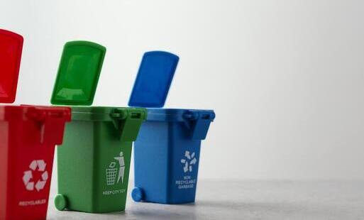 trzy miniaturowe pojemniki na odpady do recyklingu