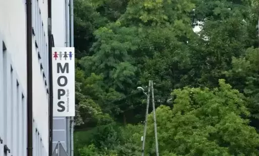 Widok na szyld MOPS