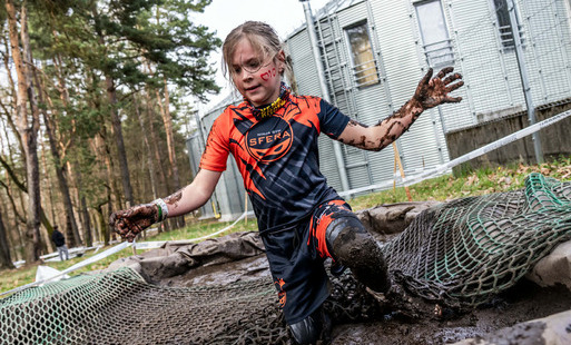 Oliwia Antoniak podczas runmageddon kids hauda Kostuchna w Katowicach