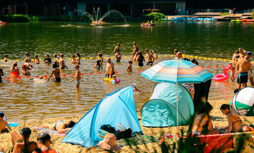 Plaża wypełniona ludźmi na terenie Ośrodka Rekreacyjnego "Balaton"