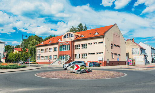 budynek wodzisławskiej Biblioteki, nad nią niebo, obok drzewo